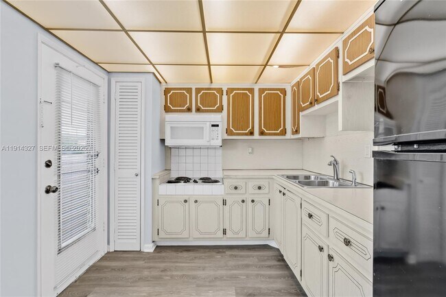 Building Photo - 1300 NE 191st St