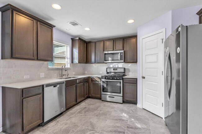 Building Photo - 440 Star Thistle St