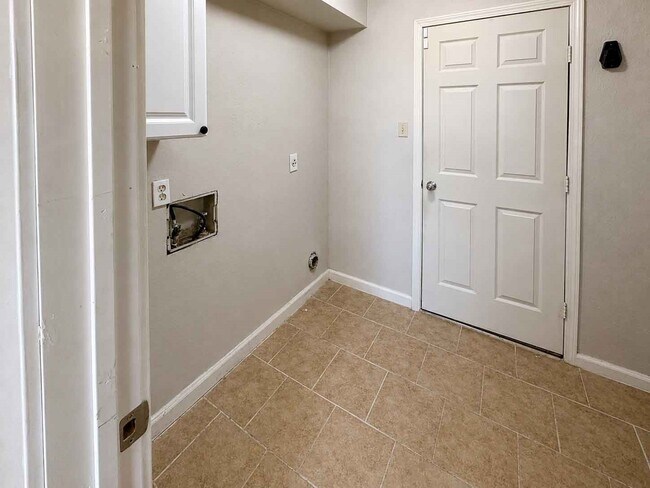Building Photo - 8607 Sherrywood Dr