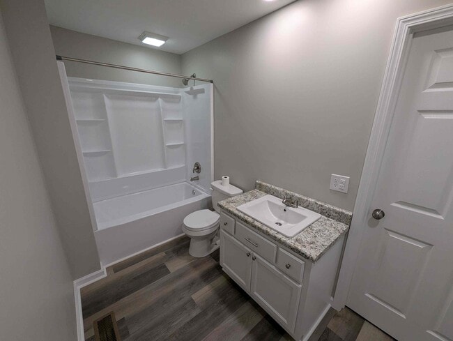 Building Photo - 310 Sunset St SW