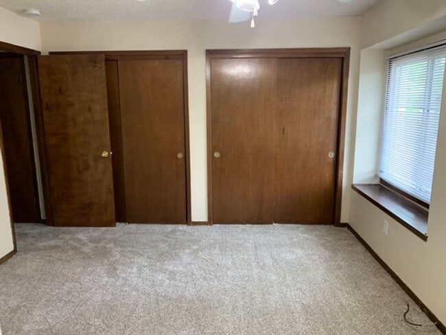 Building Photo - 2 BR, 1.5 BA Clive split level duplex.  Deck and one car attached garage.