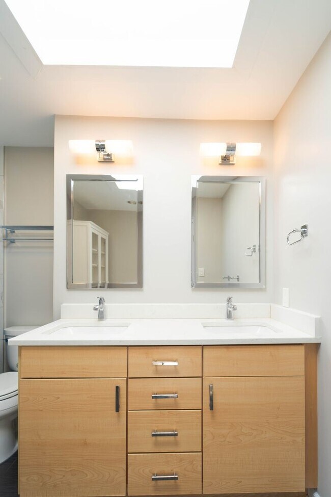 Building Photo - Spacious Split-Level with In-Law Suite & B...