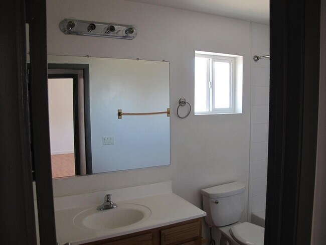 Building Photo - FOR RENT