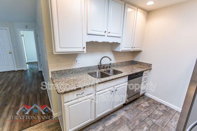 Building Photo - 427 W Pontiac Dr