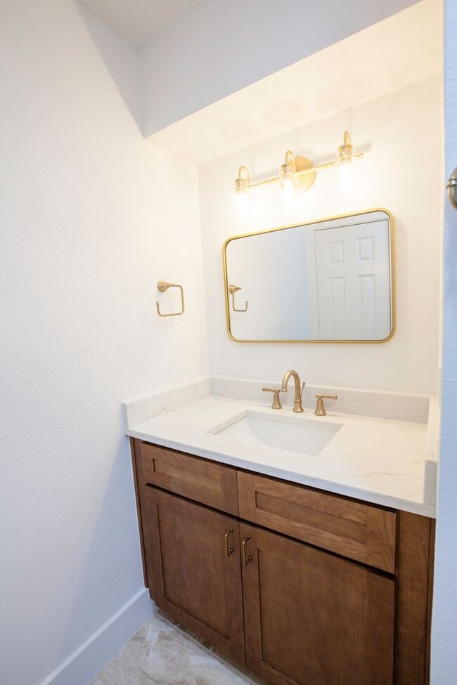 Building Photo - Remodeled Central Dallas Condo