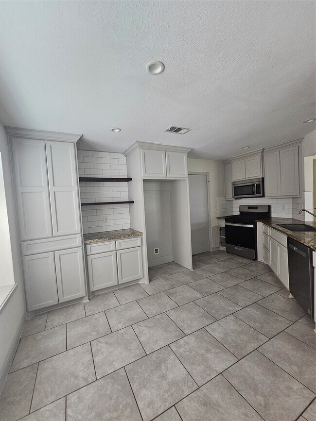Building Photo - 3206 Pebble Lake Dr