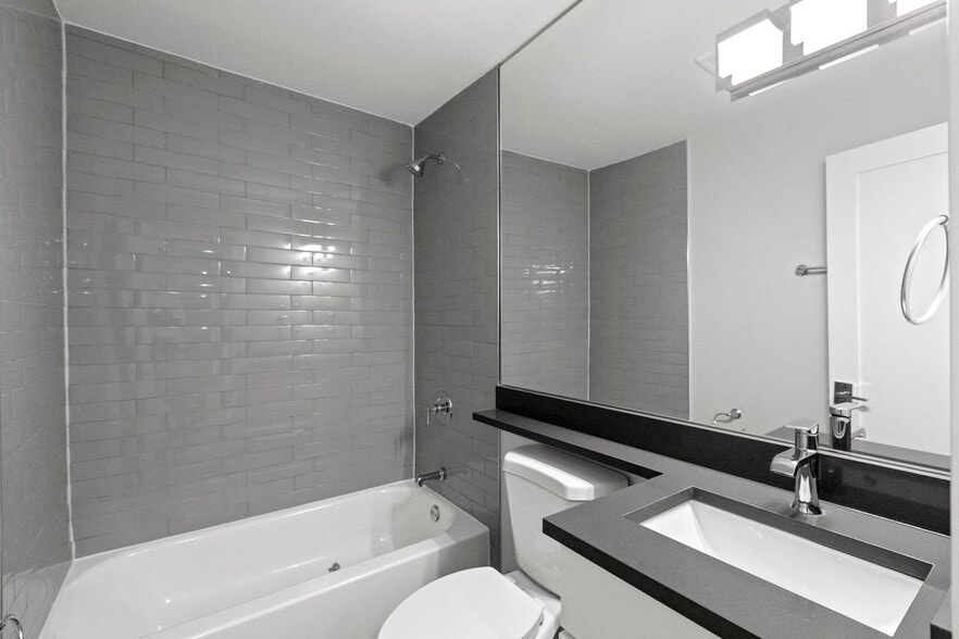 Building Photo - 530 W Aldine Ave