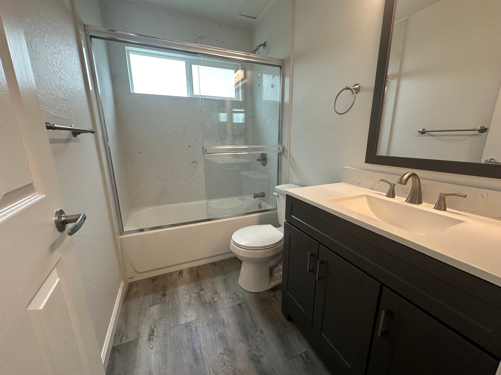 Quartz shower - 3685 Cape Cod Ct