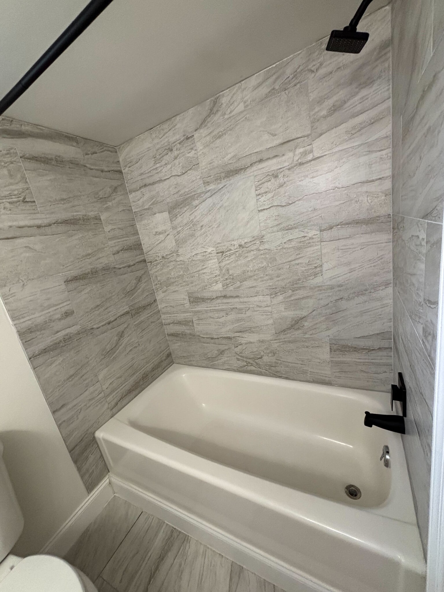 Shower/Bathtub - 1831 Deveron Rd