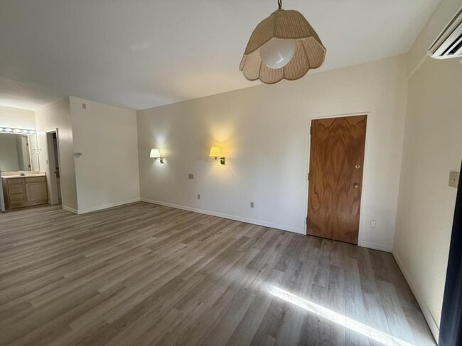 Building Photo - 2180 Country Club Dr