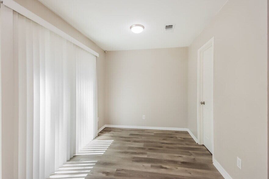 Building Photo - 18450 Hollow Oaks Cir