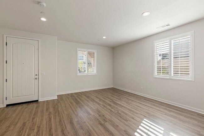 Building Photo - Comfort Meets Coastal Living 4 Bed 2.5 Bath in Oceanside!