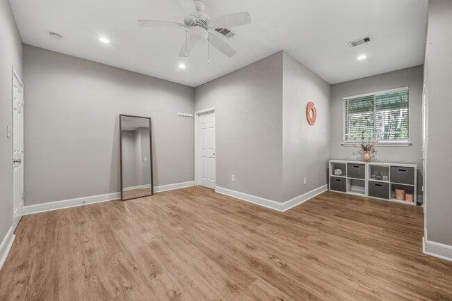 Building Photo - 141 White Oak St