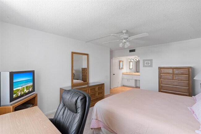 Building Photo - 5200 N Ocean Blvd