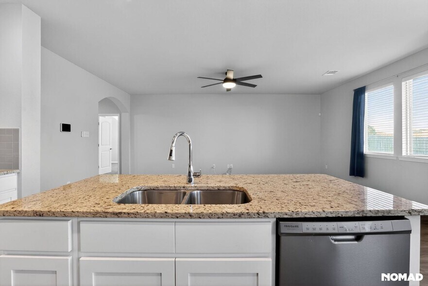 Building Photo - 3274 E Blue Heron Dr