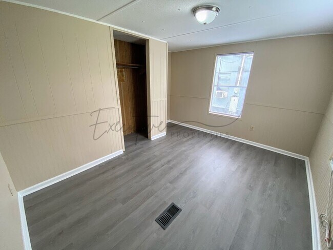 Building Photo - For Rent: 2-Bedroom Mobile Home in Sulphur...