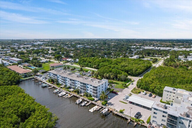 Building Photo - 689 NE 6th Ct