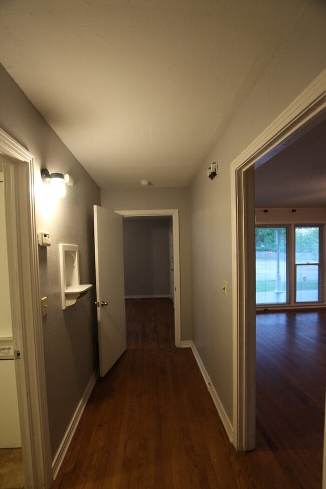 Building Photo - Available-Adorable Large 3 bedroom Home near Downtown!