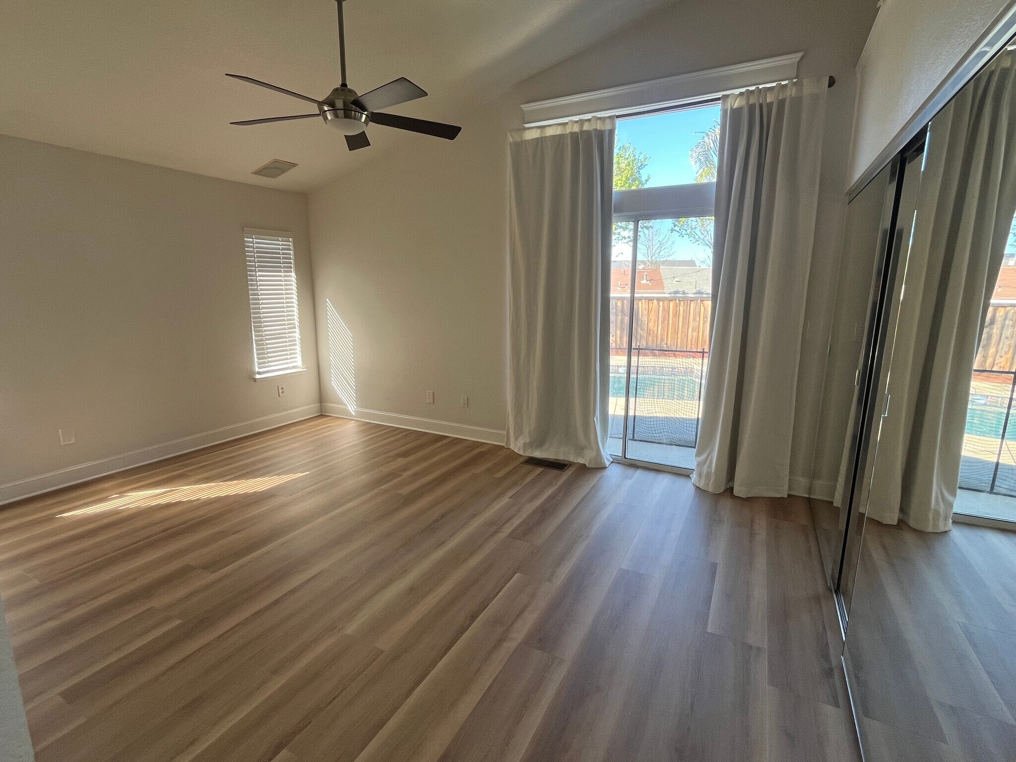 Building Photo - 705 Summer Cir