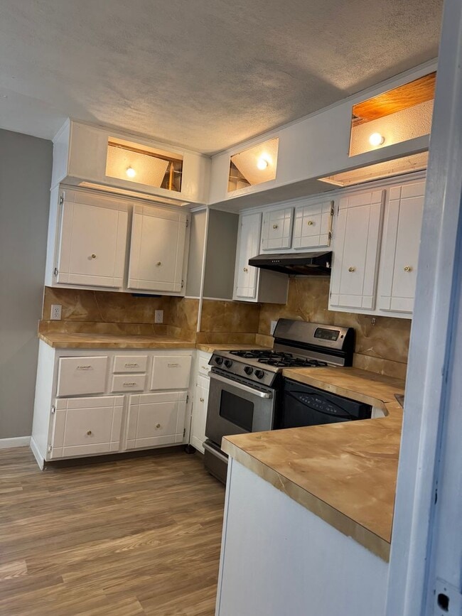 Building Photo - 4br 2bth large sun room and big fenced in backyard