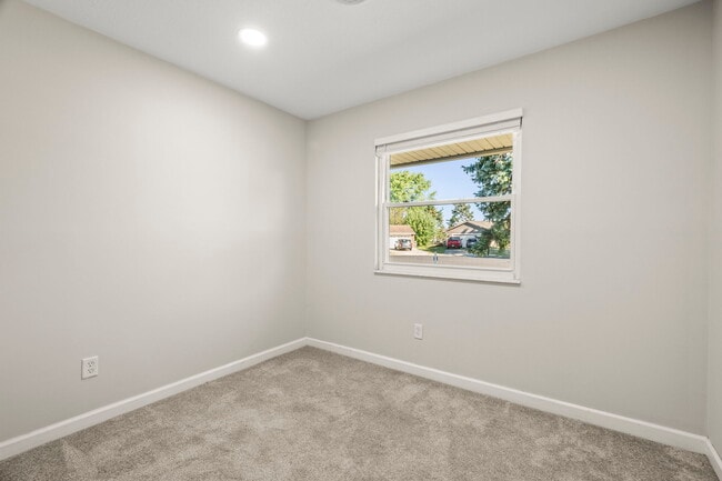 Building Photo - 2520 Glenmore Ct
