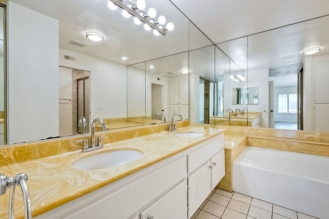 Building Photo - 2Bed/2Bath in Pala Mesa Village~ Cyprus Island