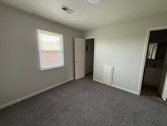Building Photo - 315 Green Valley Dr