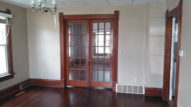 Building Photo - 106 W Pine St