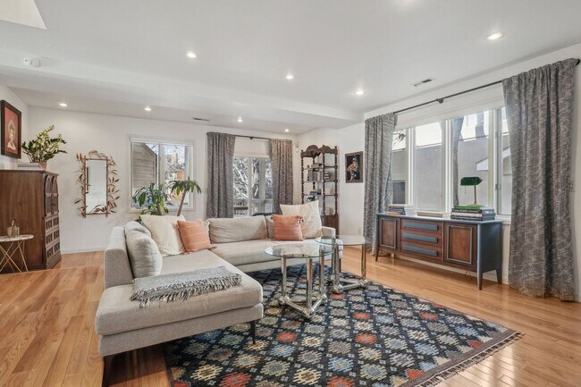 Building Photo - HALF MONTH RENT FREE!!!! GORGEOUS Brick To...