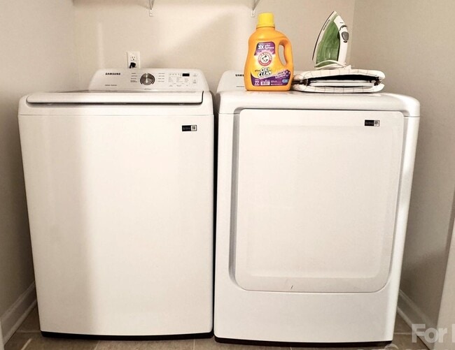 Building Photo - Enchanting 3-Story Single Home  | 4 BR/3.5BA | 2-Car Garage |In City Park Community!