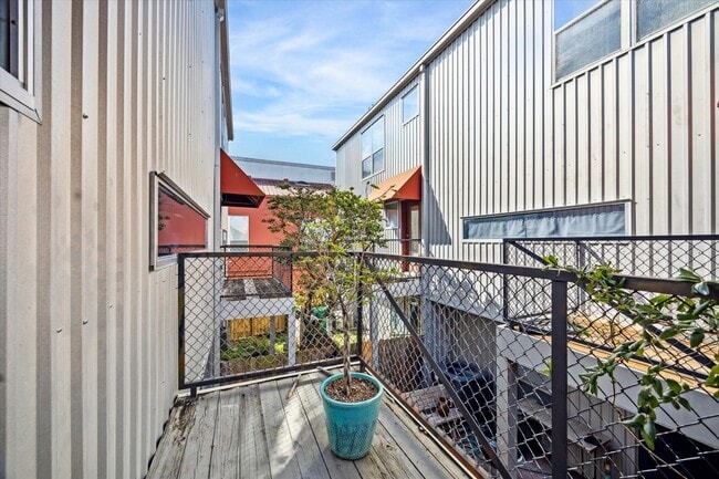 Building Photo - 815 Robin St