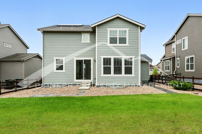 Building Photo - Spacious Home with Washer/Dryer and Centra...