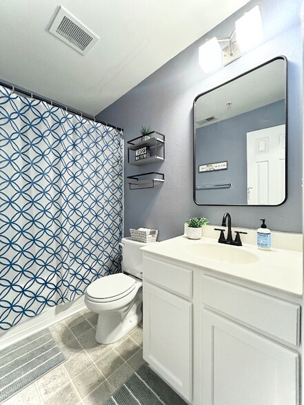 Building Photo - 7109 Lambeth Farm Ln