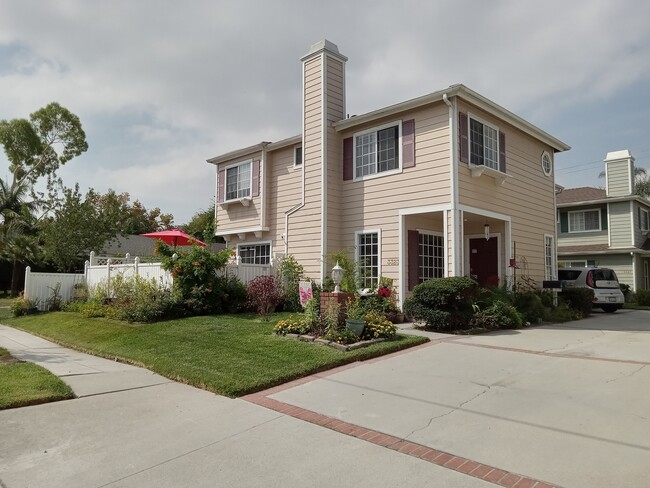 Front of the condo with Patio - 3323 California Ave