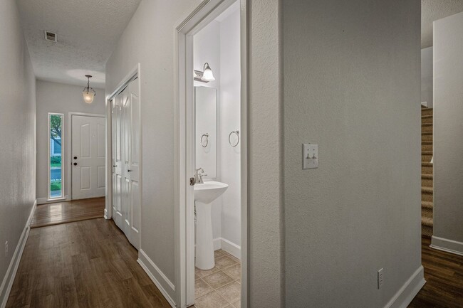 Building Photo - 3 bed 2.5 bath Townhome