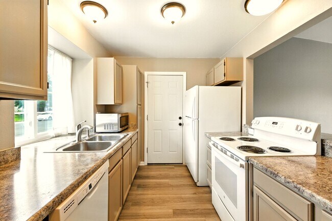 Building Photo - Tri-Level 3 Bedroom 2 Bath Large Backyard ...