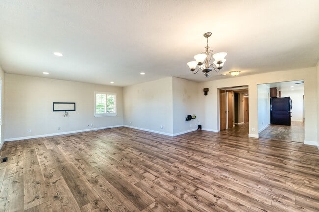 Building Photo - Beautiful 3 Bed / 2 Bath  on 1.8 Acres Ple...