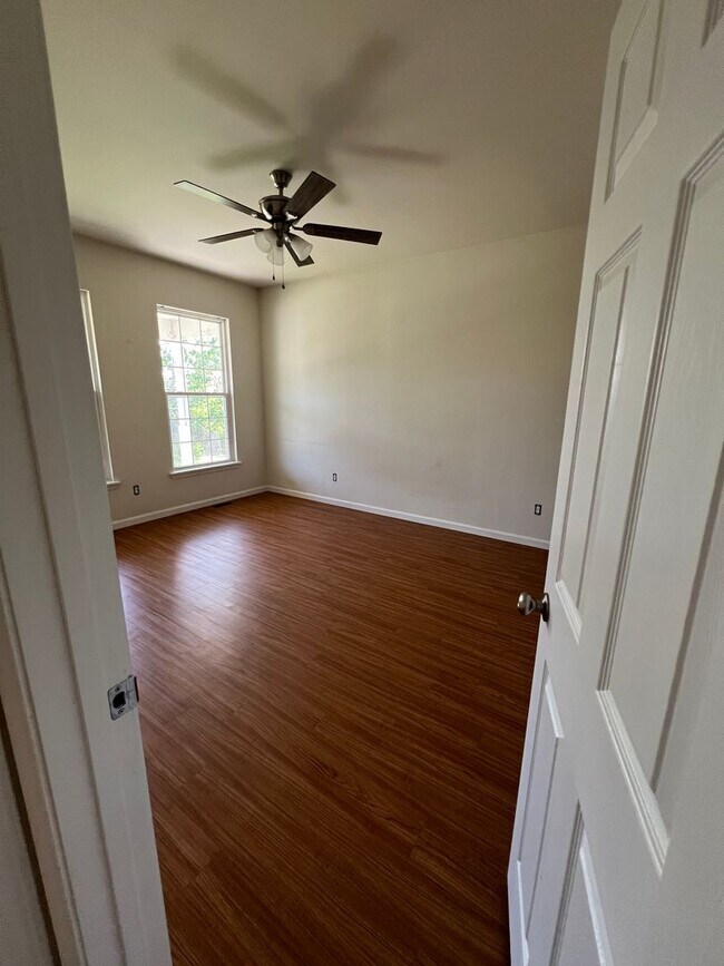 Building Photo - 3 bed, 2 bath, 2 car garage Home on 5 Acres