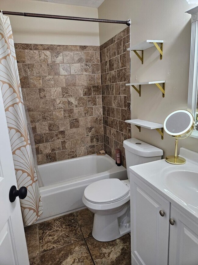 Building Photo - Spacious 4-Bedroom Home in West Valley City!