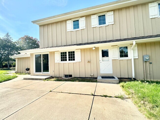 Building Photo - Desirable Mequon Home in Heart of Ville du...