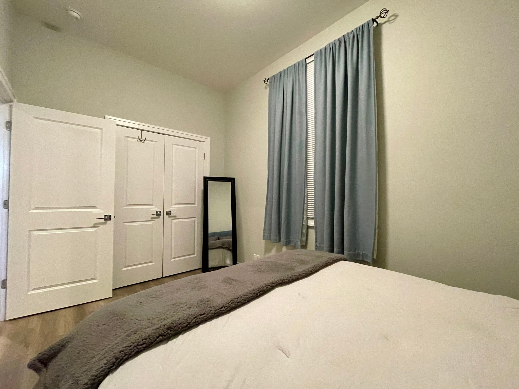 Building Photo - 1725 N Honore St