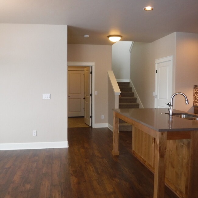 Building Photo - Beautiful 3 Bed/2.5 Bath Pahlisch Home in ...