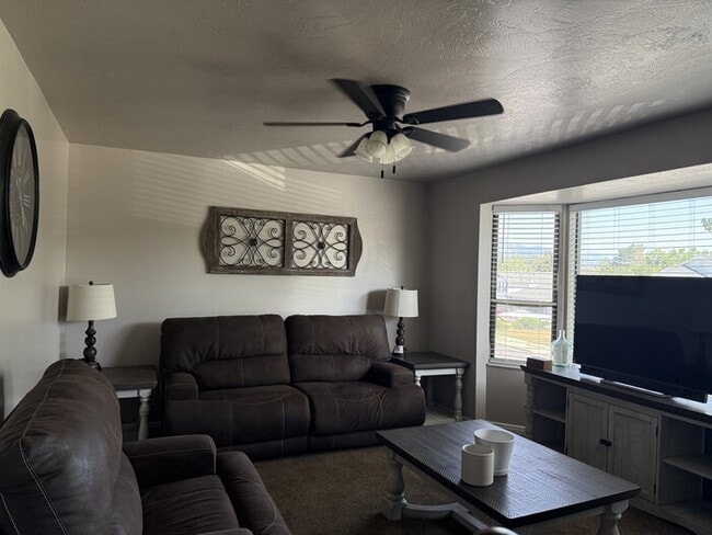 Building Photo - Great West Jordan 4 Bedroom 2 Bath Home!