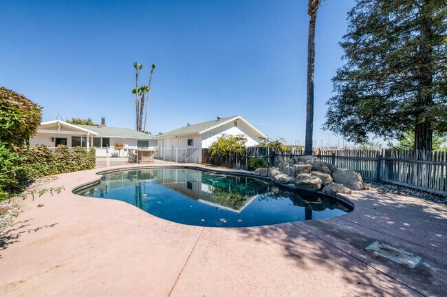 Building Photo - 4105 E Perrin Ave