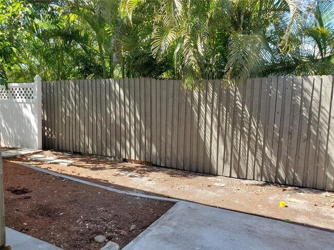 Building Photo - 3075 Los Altos Dr