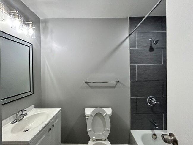 Building Photo - 3 Bedrooms 3.5 Bathrooms Townhome
