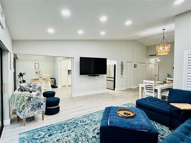 Building Photo - 3216 S Lakeview Cir