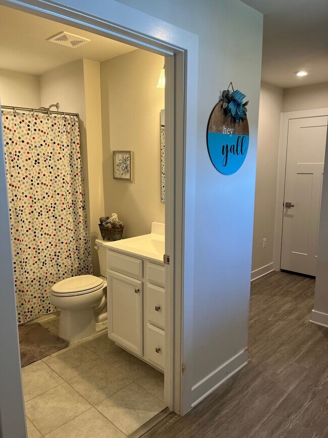 Building Photo - 3 bed 2 bath rental in Village Oaks Subdivision close proximity to Lake Monticello