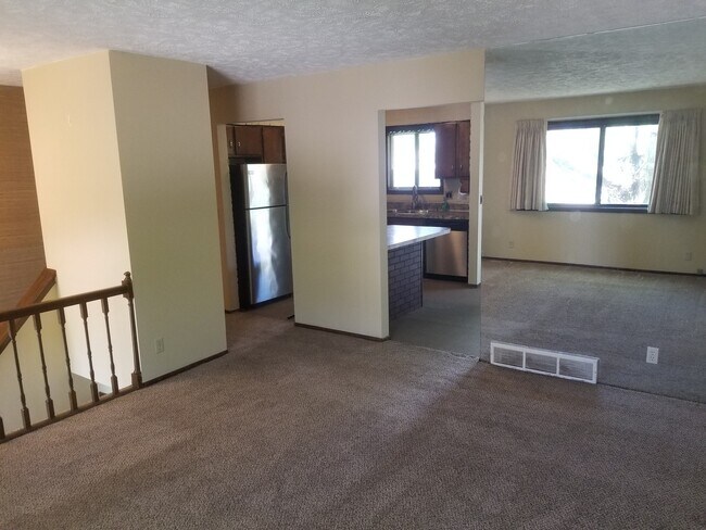 Building Photo - Great location!  3 bed, 2 bath home in southwest Omaha.