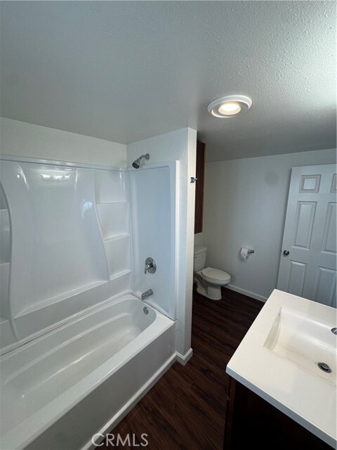 Building Photo - 104 Avenida San Dimas